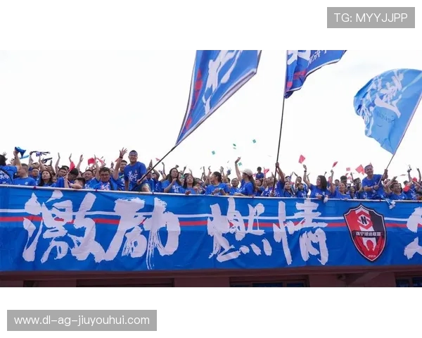 温州足球赛场热情澎湃 球迷欢呼助力球队冲锋陷阵